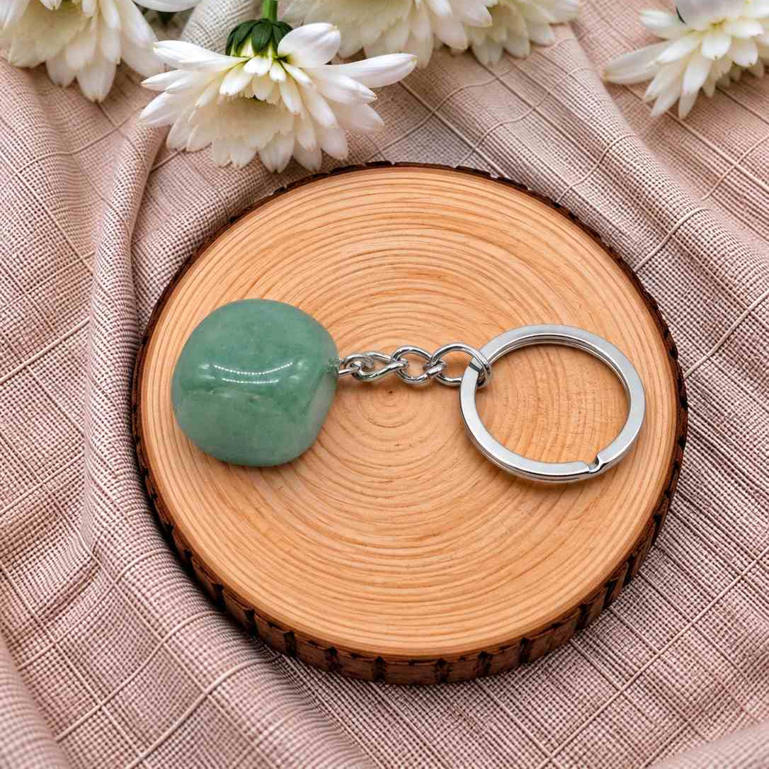 Llavero de aventurina verde natural con piedra en tonos verdes y matices naturales, diseño elegante y minimalista para llevar tus llaves con estilo