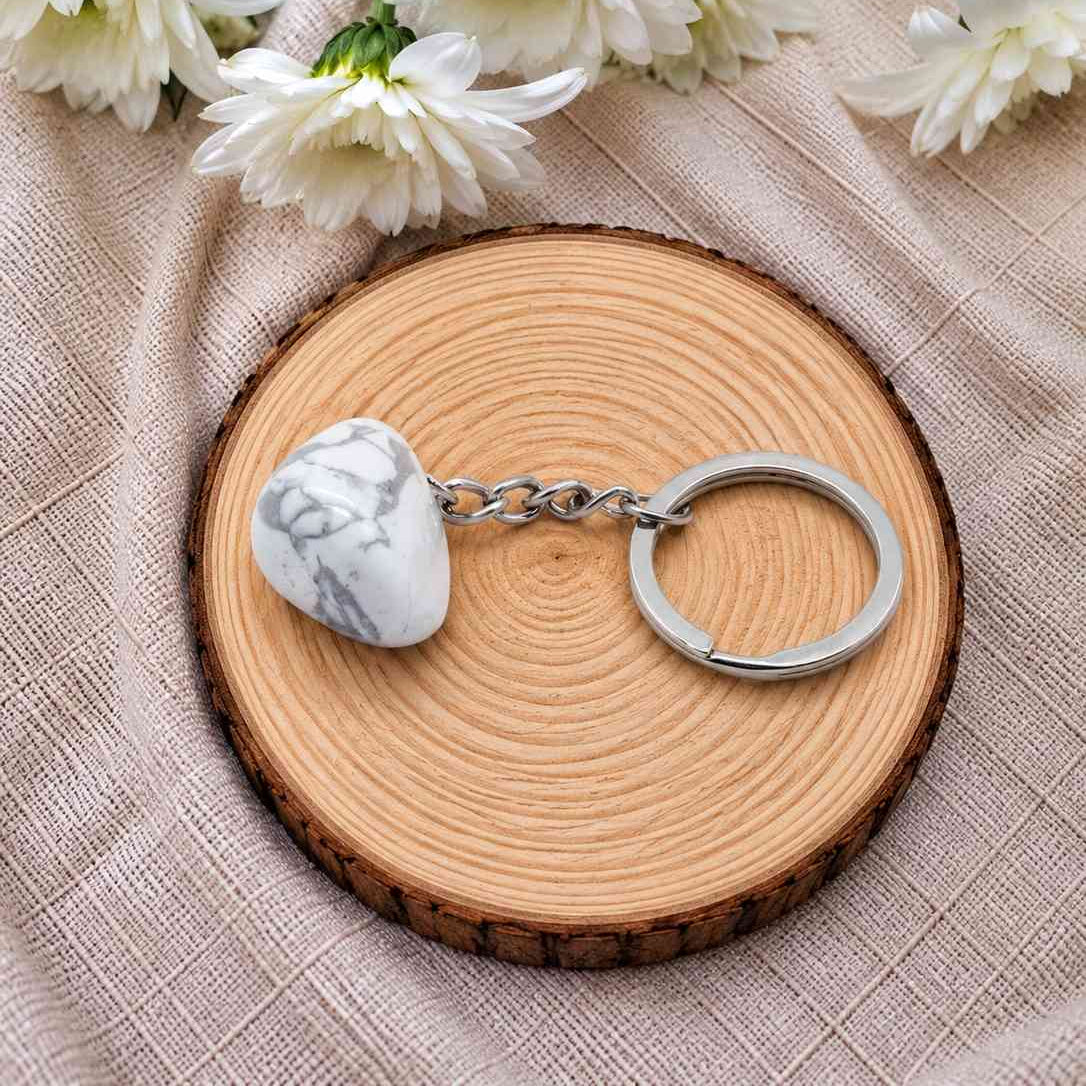 Llavero de howlita natural con piedra blanca y delicadas vetas grises, diseño elegante y minimalista para llevar tus llaves con estilo