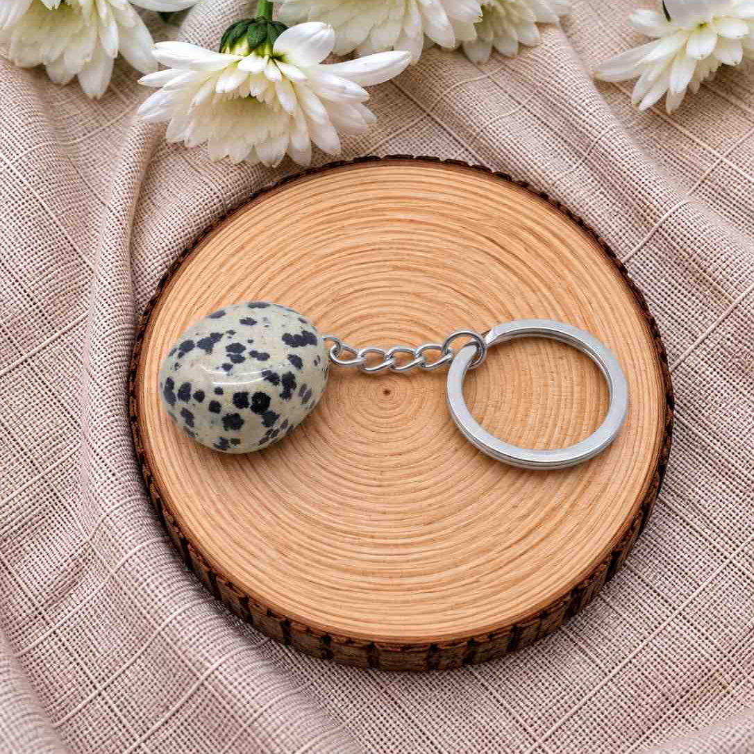 Llavero de jaspe dálmata natural con piedra en tonos beige y manchas negras, diseño único y natural para llevar tus llaves con estilo
