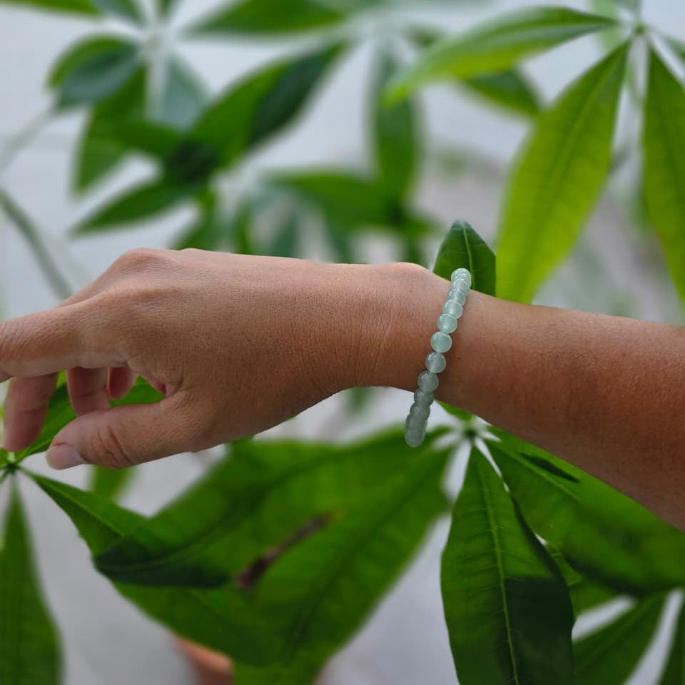 Pulsera de aventurina verde natural de 6 mm con piedras en tonos verdes y matices naturales, diseño elegante y minimalista para uso diario
