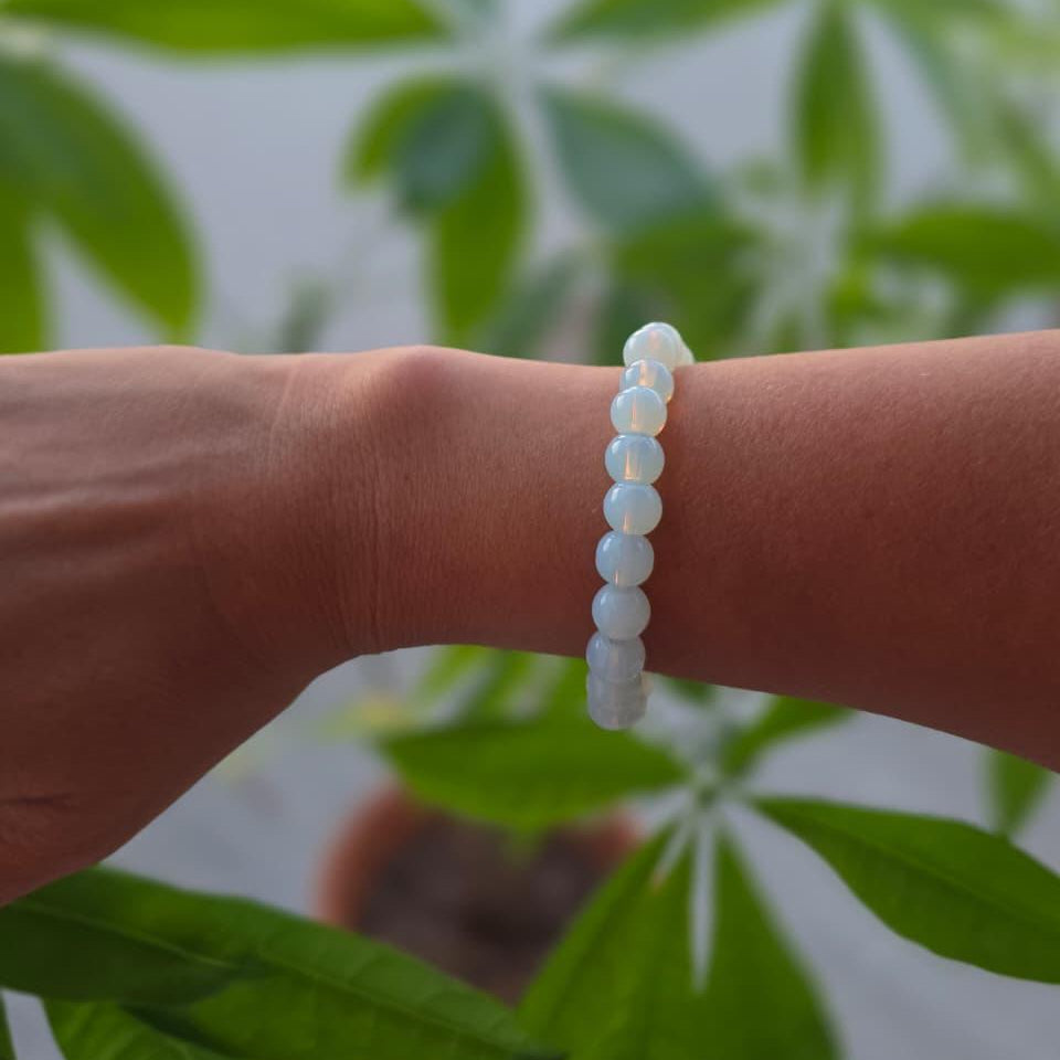 Pulsera de piedra luna natural de 8 mm con cuentas de tonos blancos y crema, brillo sutil y un diseño elegante y atemporal