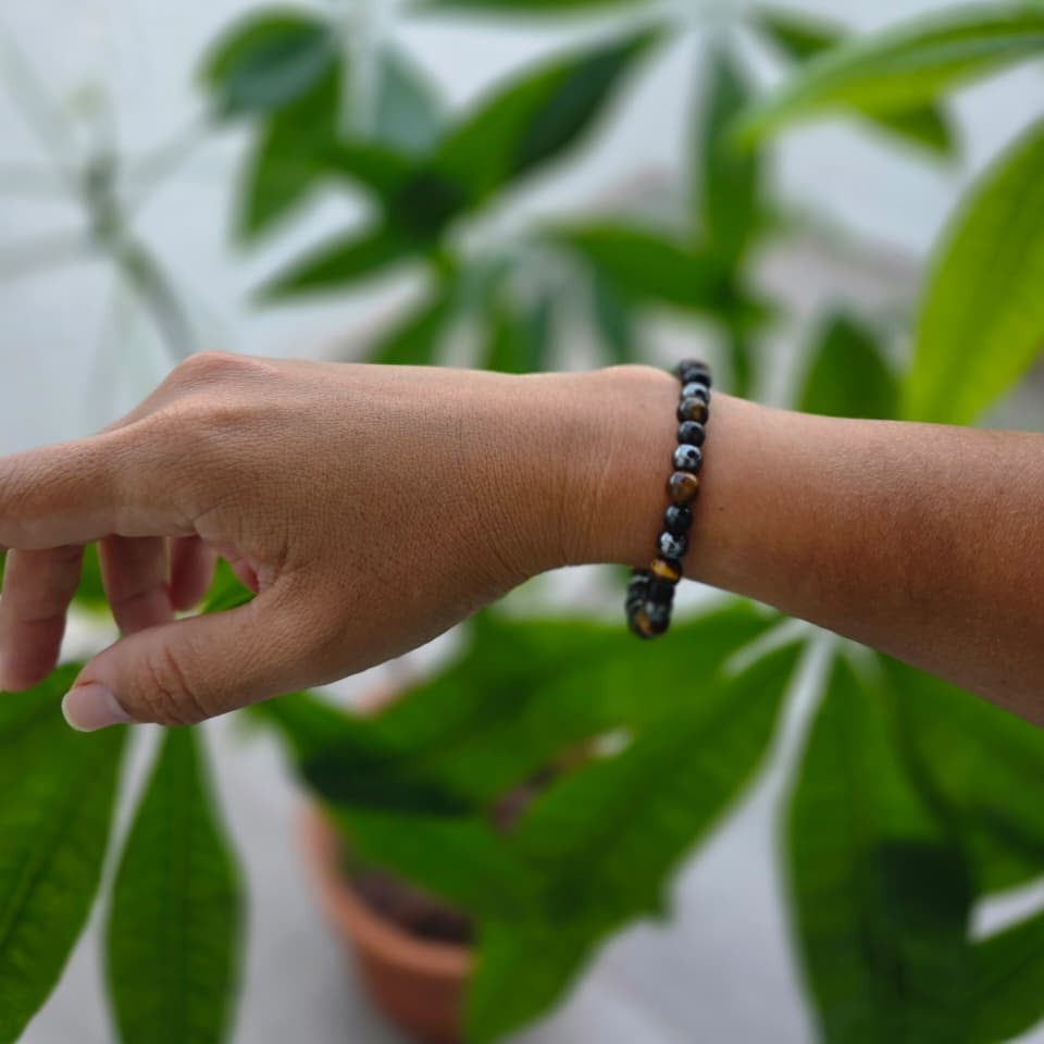 Pulsera de protección con piedras naturales seleccionadas, diseñada para acompañar tu bienestar, equilibrio, confianza y sensación de seguridad en el día a día