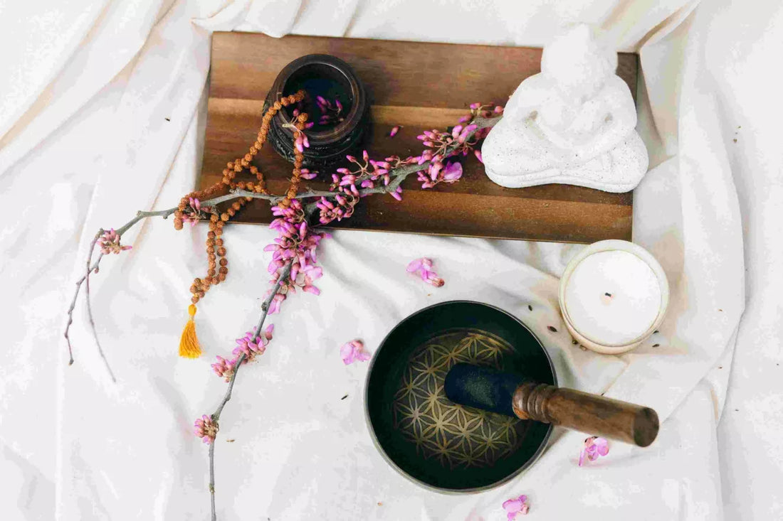 Cuenco tibetano emitiendo vibraciones armoniosas para meditación y sanación