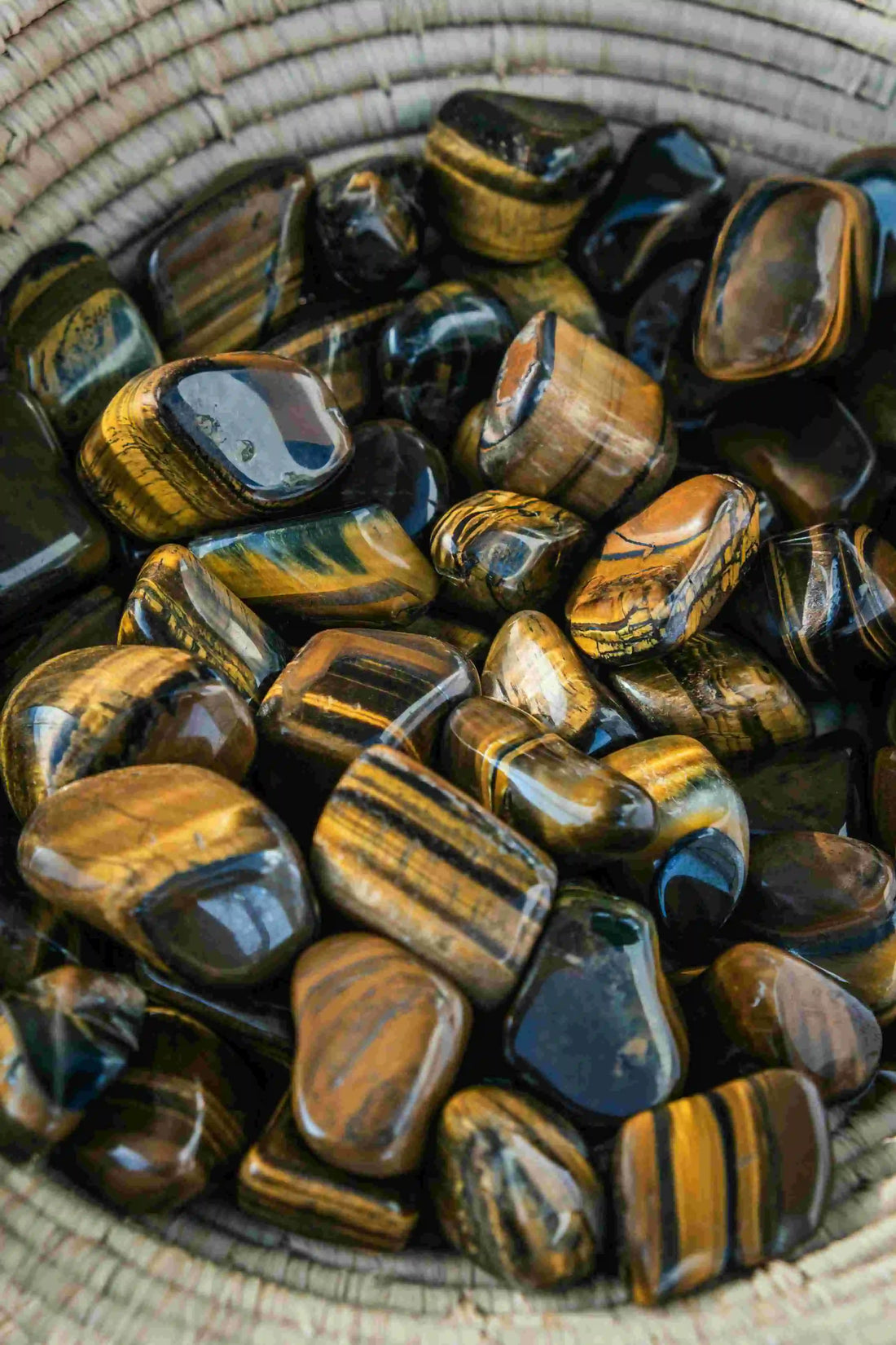 Ojo de Tigre sobre fondo natural, mostrando sus bandas doradas y marrones, piedra de protección y energía positiva