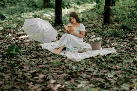 Persona meditando en un retiro de una semana rodeada de naturaleza.