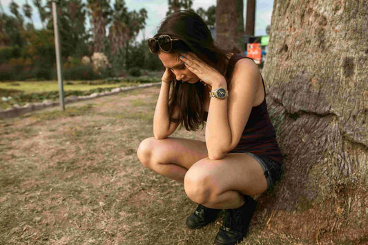 Imagen principal: Persona meditando en un entorno natural, simbolizando la gestión del estrés y la calma mental.