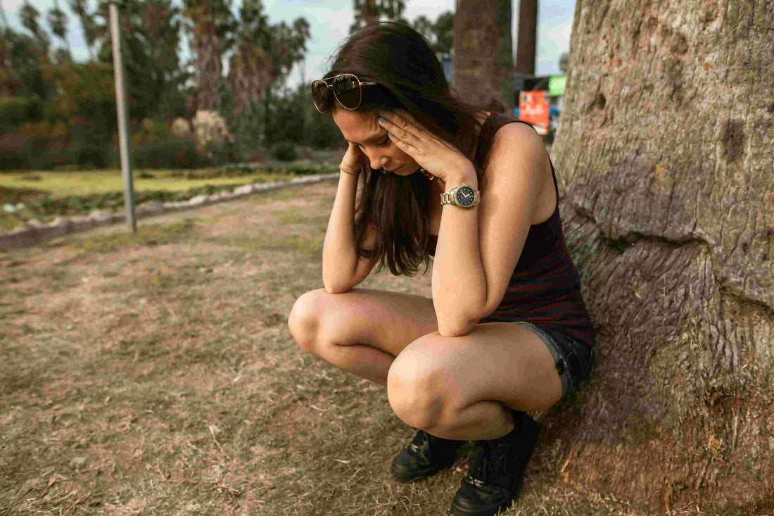 Imagen principal: Persona meditando en un entorno natural, simbolizando la gestión del estrés y la calma mental.