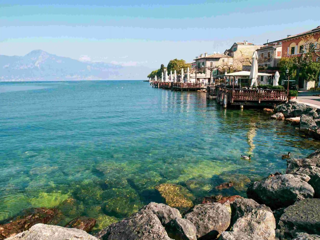 Retiro en el Mediterráneo con un entorno sereno, luz natural y paisajes costeros.