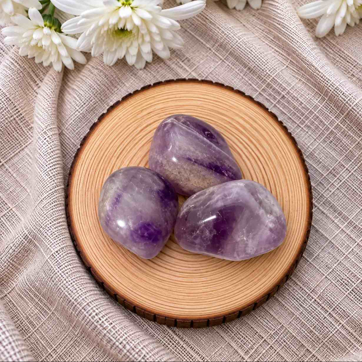 Pulsera de amatista natural con piedras en tonos morados y violetas, brillo delicado y diseño elegante para complementar tu estilo diario