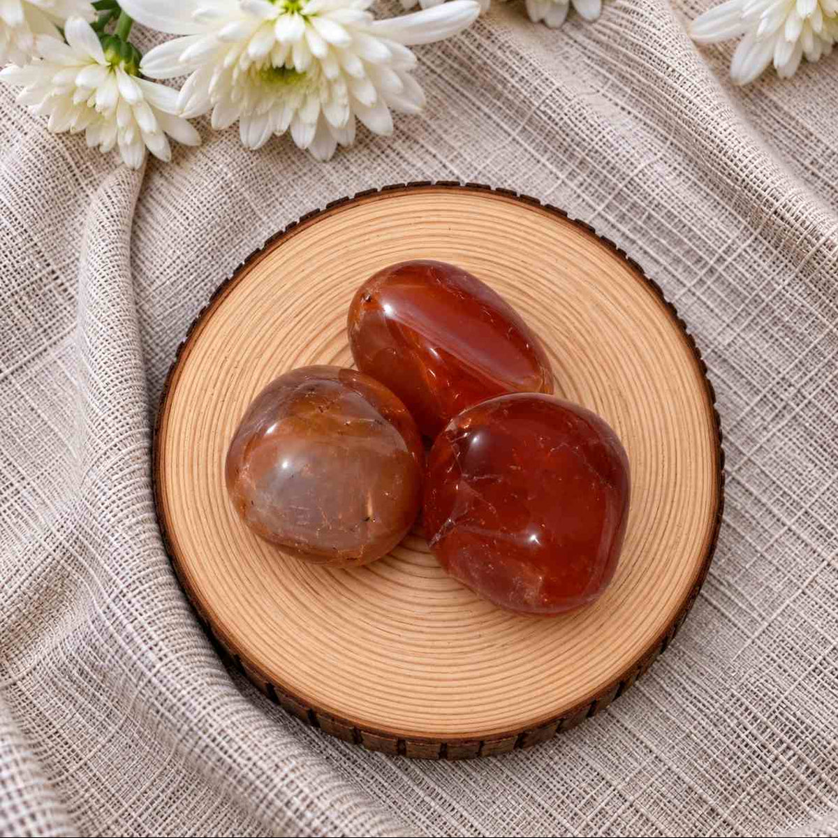 Pulsera de cornalina natural con piedras en tonos naranjas y rojizos, brillo cálido y un diseño elegante para llevar a diario