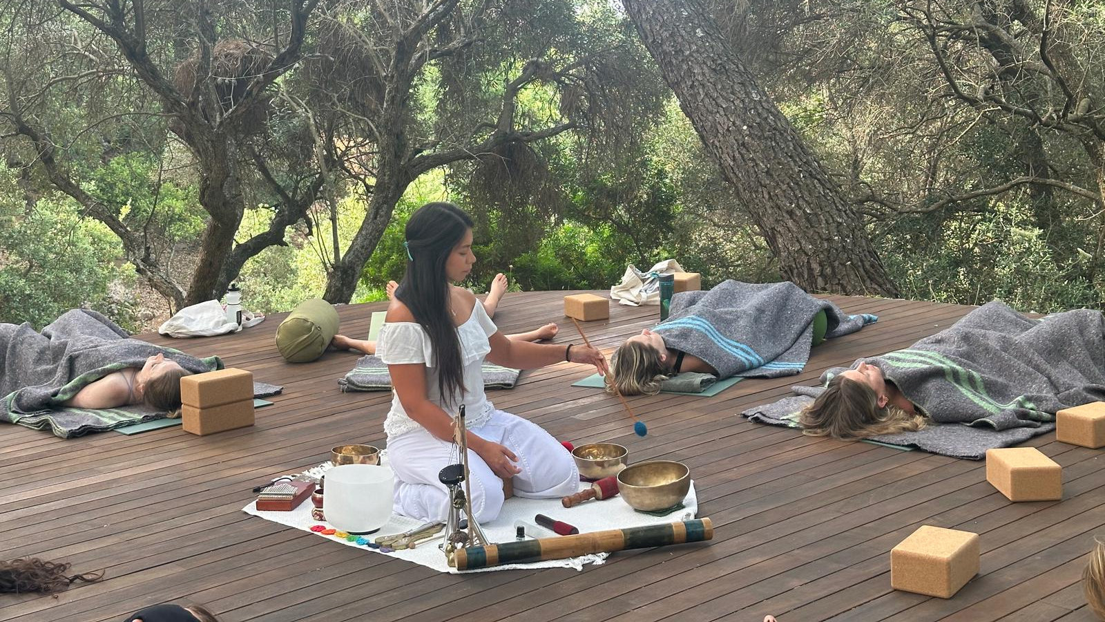 Sesión de Sound Healing con cuencos tibetanos en un entorno natural y tranquilo