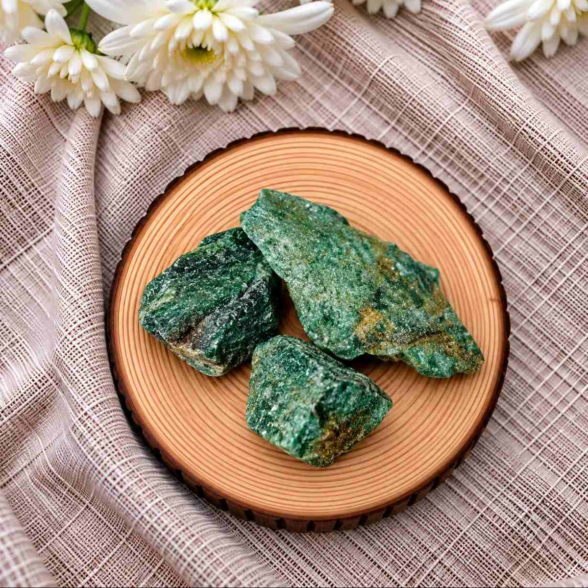 Fucsita natural en tonos verdes con delicados reflejos brillantes, textura característica y matices únicos que resaltan su belleza natural
