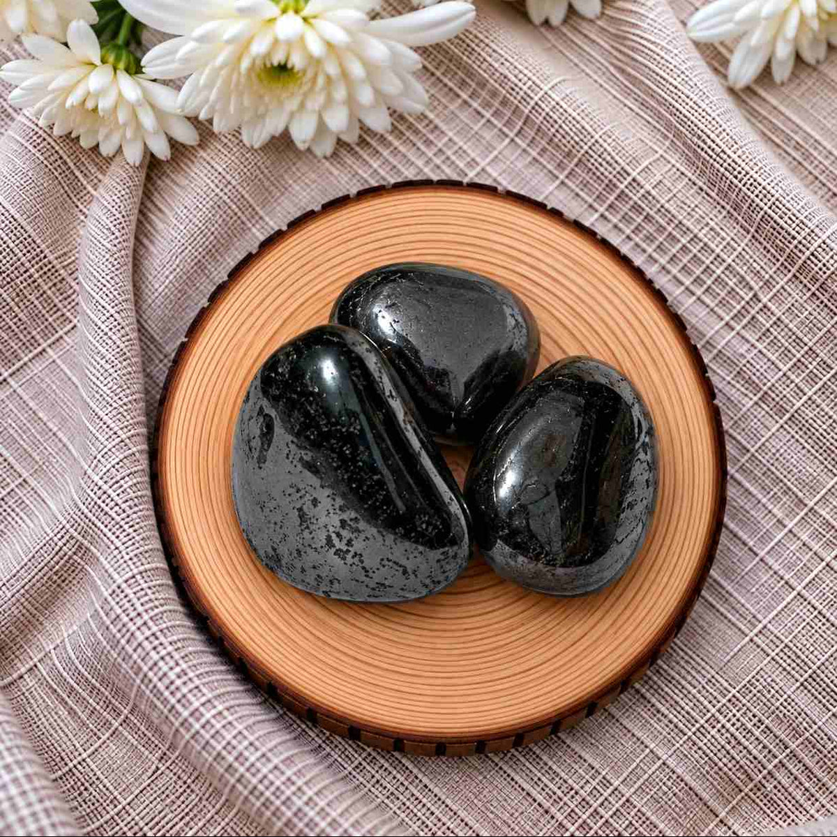 Hematita natural en tonos gris oscuro y metálicos, con brillo intenso, superficie lisa y un acabado elegante y distintivo
