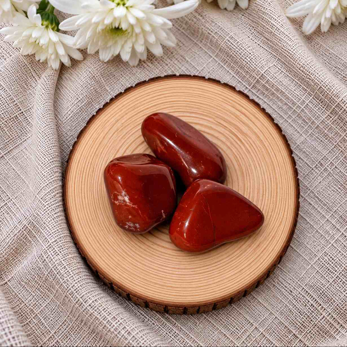 Pulsera de jaspe rojo natural con piedras en tonos rojos intensos, textura natural y diseño elegante para llevar a diario