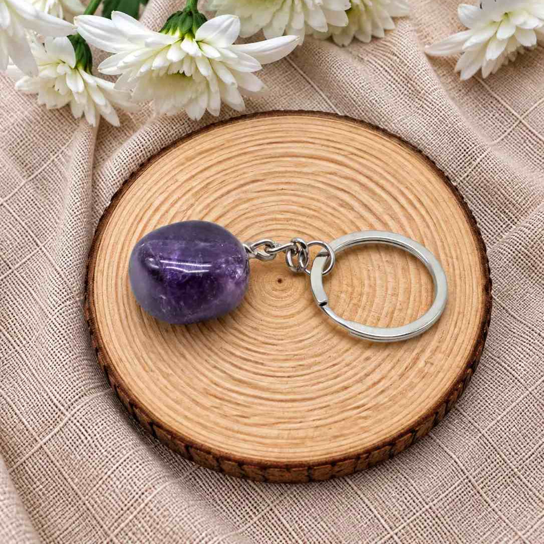 Llavero de amatista natural con piedra en tonos morados y violetas, diseño elegante y compacto para llevar tus llaves con estilo