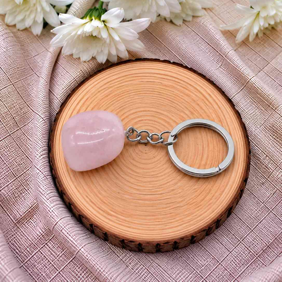 Llavero de cuarzo rosa natural con piedra en delicados tonos rosados, diseño elegante y minimalista para llevar tus llaves con estilo