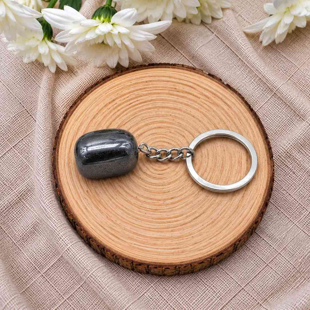 Llavero de hematita natural con piedra en tonos gris metálico y oscuro, diseño elegante y minimalista para llevar tus llaves con estilo