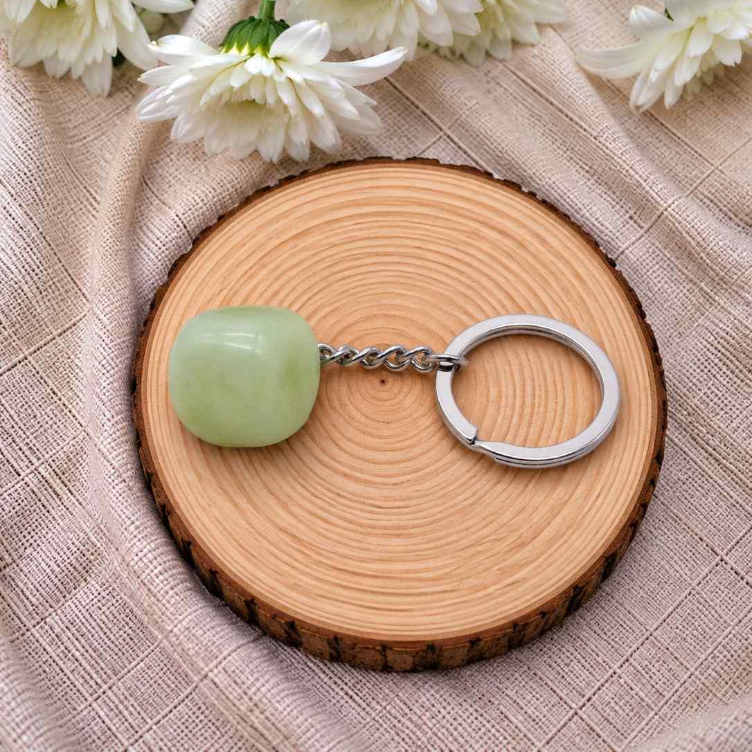 Llavero de jade verde natural con piedra en tonos verdes y matices naturales, diseño elegante y sencillo para llevar tus llaves con estilo