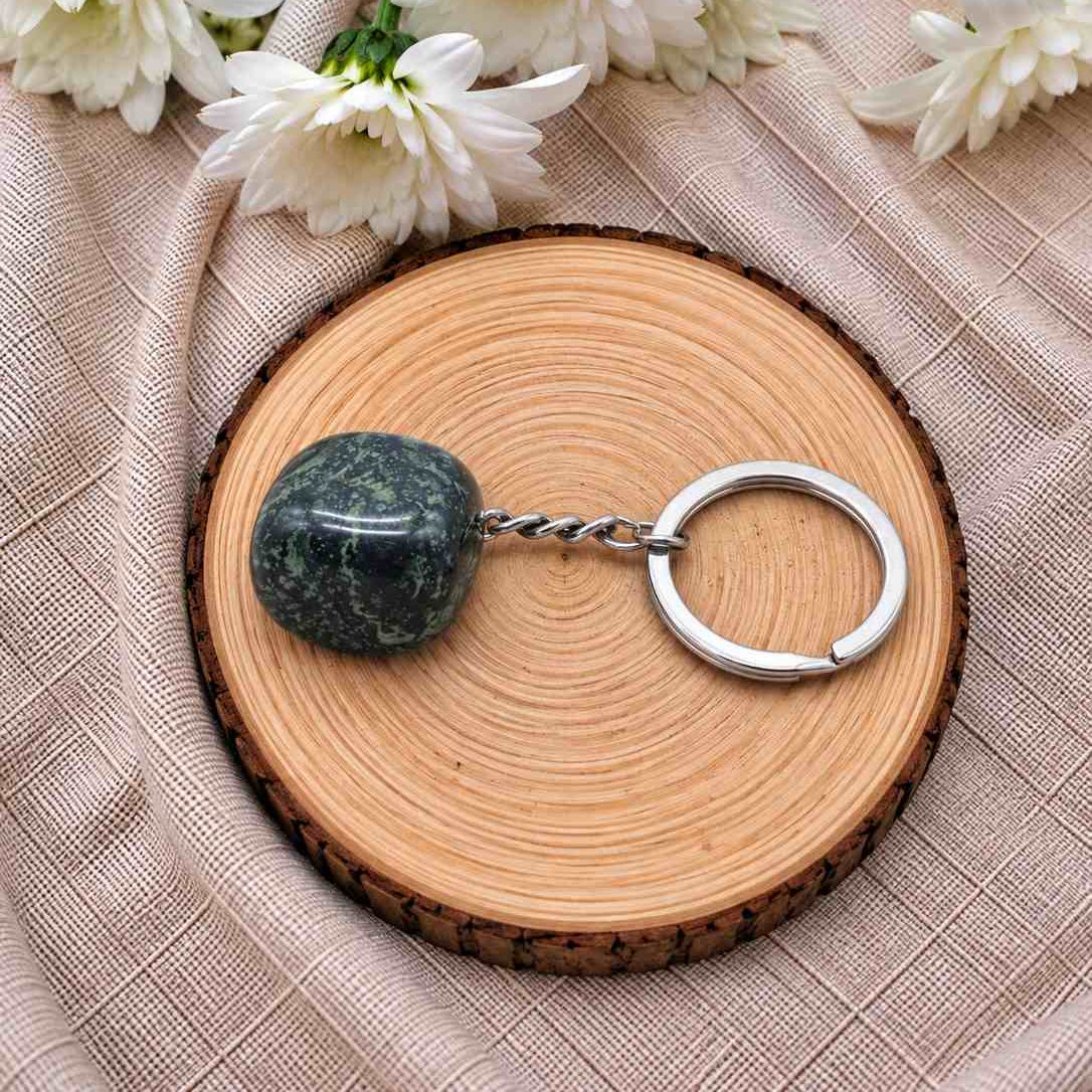 Llavero de jaspe kambaba natural con piedra en tonos verdes y negros, con patrones naturales únicos y diseño elegante para llevar tus llaves con estilo