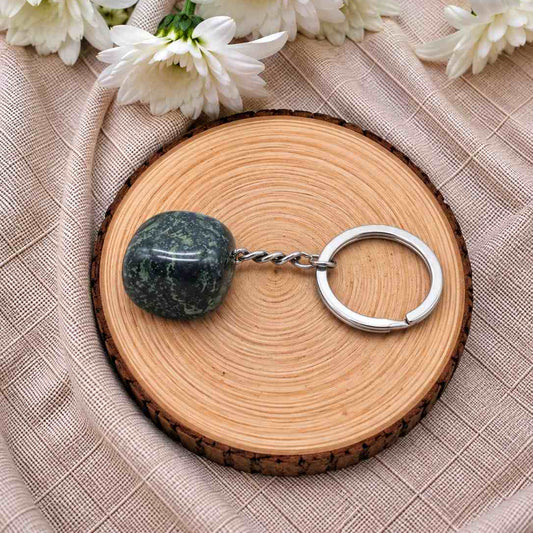 Llavero de jaspe kambaba natural con piedra en tonos verdes y negros, con patrones naturales únicos y diseño elegante para llevar tus llaves con estilo