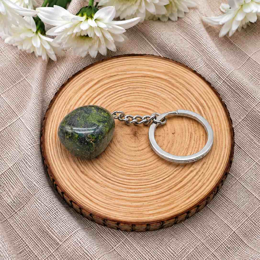 Llavero de jaspe sangre de dragón natural con piedra en tonos verdes y rojos, diseño único y natural para llevar tus llaves con estilo