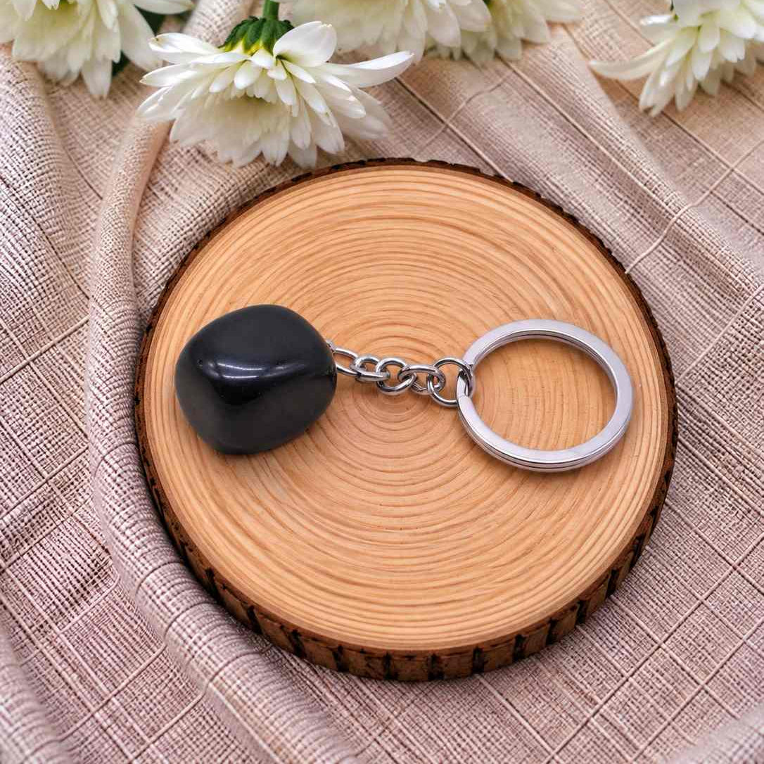 Llavero de obsidiana negra natural con piedra de color negro intenso y acabado elegante, diseño minimalista para llevar tus llaves con estilo