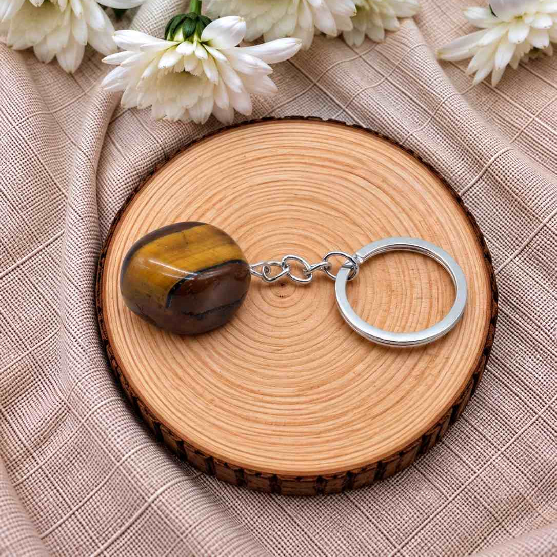 Llavero de ojo de tigre natural con piedra en tonos dorados, marrones y negros, con reflejos naturales y diseño elegante para llevar tus llaves con estilo
