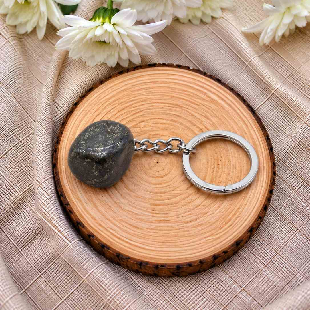 Llavero de pirita natural con piedra en tonos dorados y metálicos, diseño elegante y distintivo para llevar tus llaves con estilo