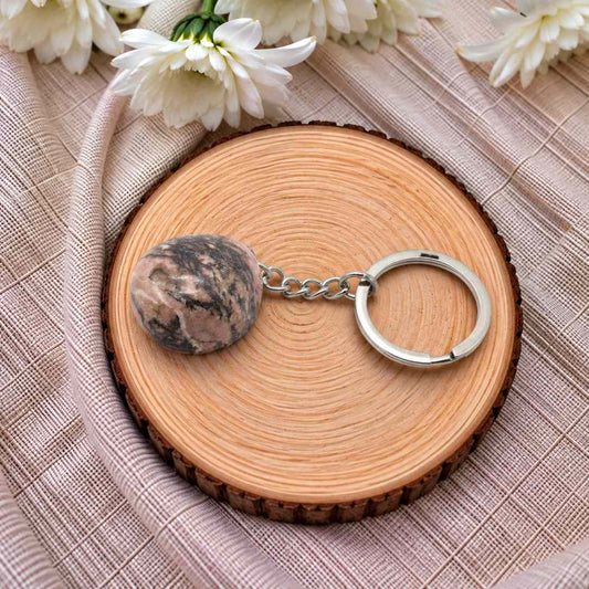 Llavero de rodonita natural con piedra en tonos rosados y vetas negras, diseño elegante y distintivo para llevar tus llaves con estilo