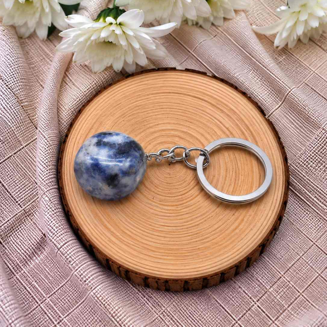 Llavero de sodalita natural con piedra en tonos azules y blancos, con vetas naturales y diseño elegante para llevar tus llaves con estilo