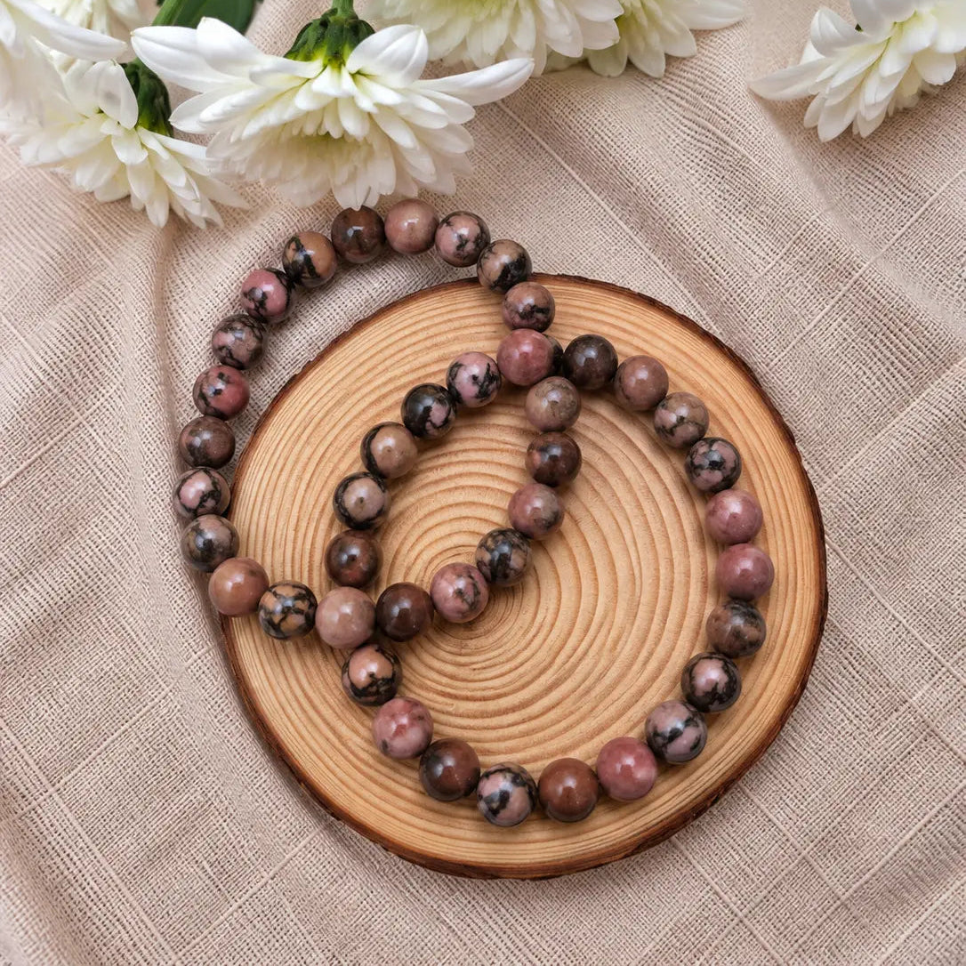 Pulsera Black Line de rodonita natural de 6 mm con piedras rosadas y vetas negras, diseño elegante y distintivo para uso diario