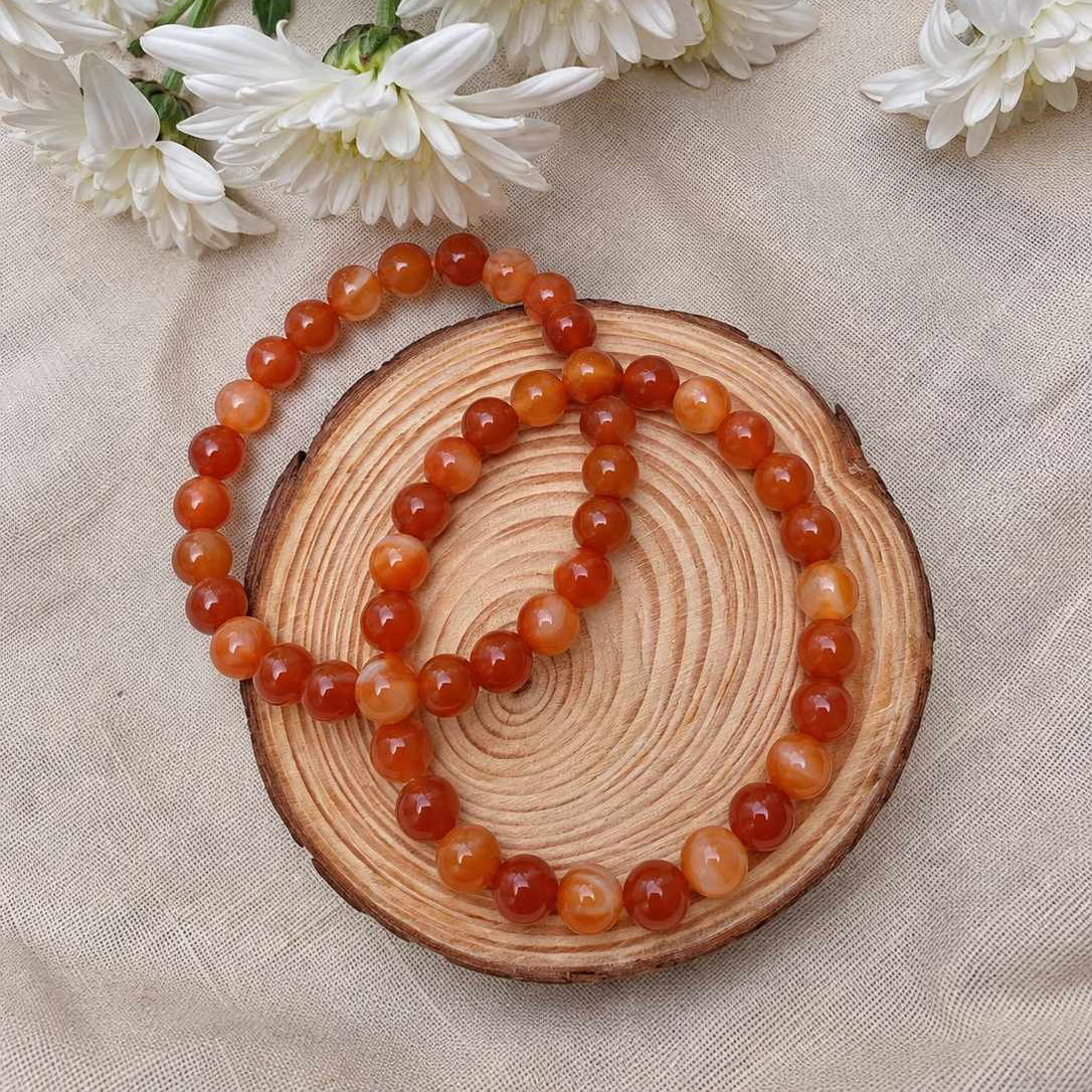 Pulsera de cornalina natural de 6 mm con piedras en tonos naranjas y rojizos, diseño elegante y minimalista para uso diario