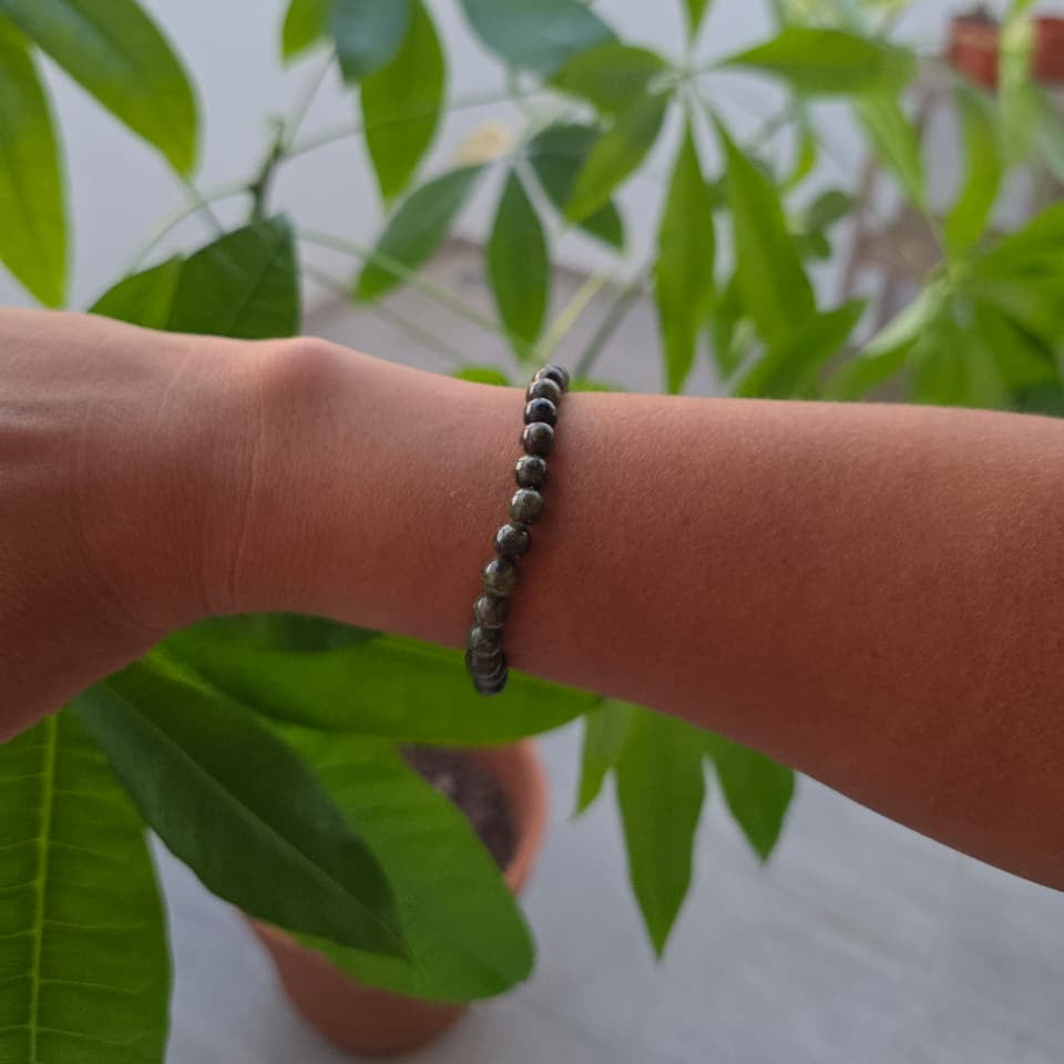 Pulsera de ágata musgo natural de 6 mm llevada en la muñeca, con piedras en tonos verdes y naturales, diseño elegante y único