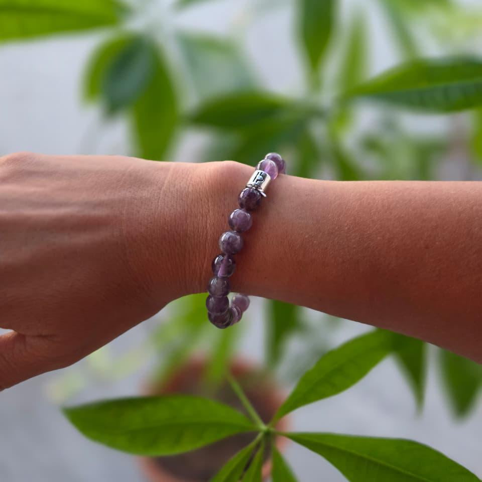 Pulsera de amatista natural de 8 mm con piedras en tonos morados y violetas, diseño elegante y delicado para uso diario