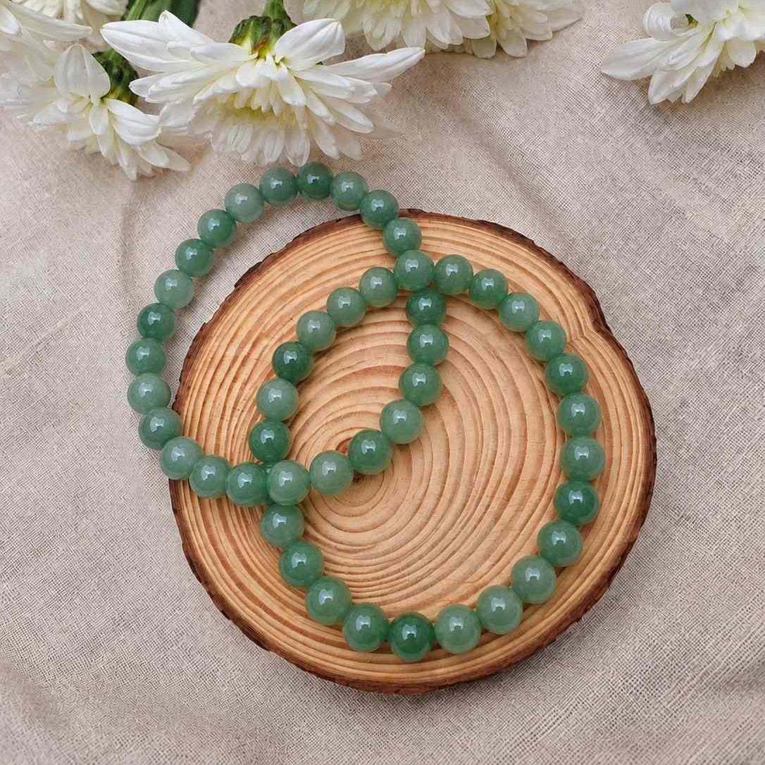 Pulsera de aventurina verde natural con piedras en tonos verdes, diseño elegante y minimalista para uso diario