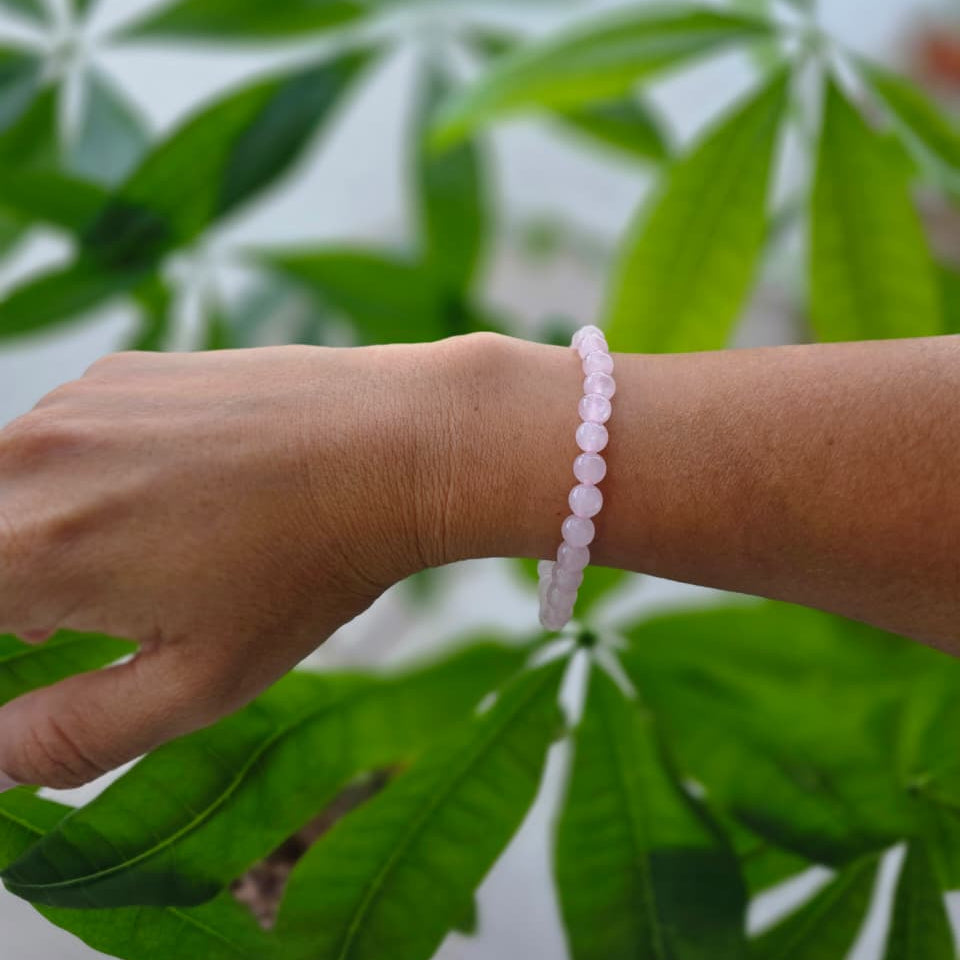 Pulsera de cuarzo rosa natural de 6 mm con piedras en delicados tonos rosados, diseño elegante y minimalista para uso diario