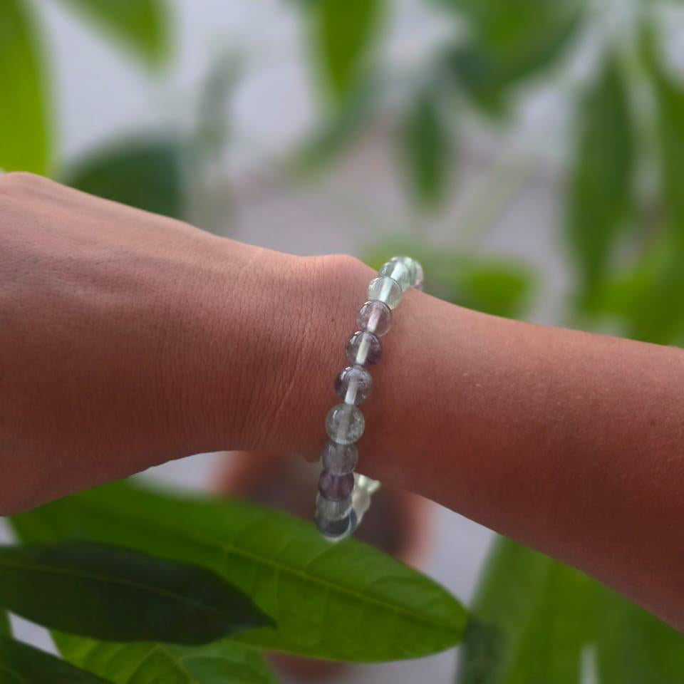 Pulsera de fluorita natural de 8 mm con delicadas tonalidades verdes y moradas, combinando belleza natural y un estilo elegante y atemporal