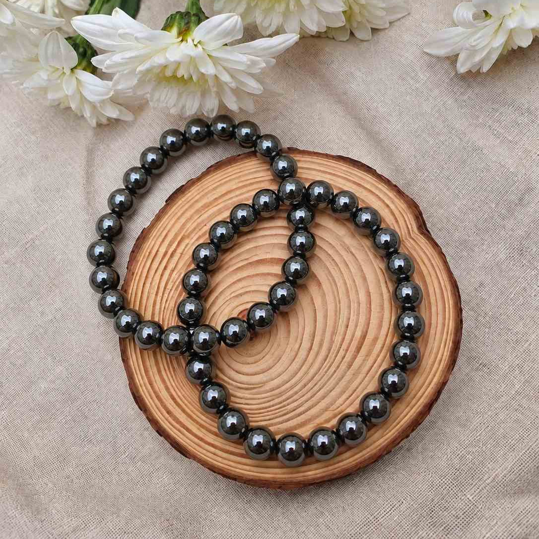 Pulsera de hematita natural con piedras de color gris metálico, diseño elegante y minimalista para uso diario