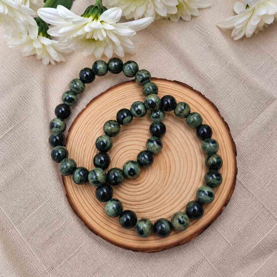 Pulsera de jaspe kambaba natural de 6 mm con piedras en tonos verdes y negros, con patrones naturales únicos y diseño elegante para uso diario