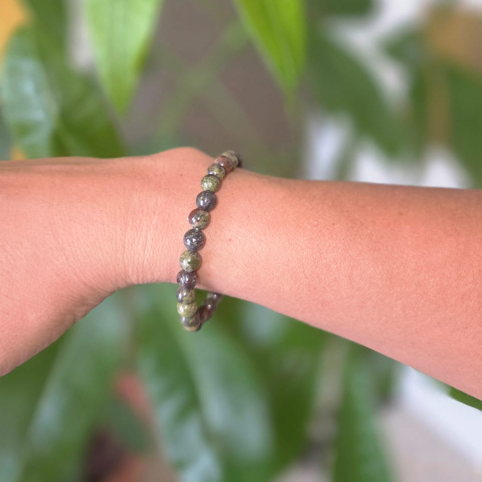 Pulsera de jaspe sangre de dragón natural de 6 mm con piedras en tonos verdes y rojos, patrones únicos y diseño elegante para uso diario