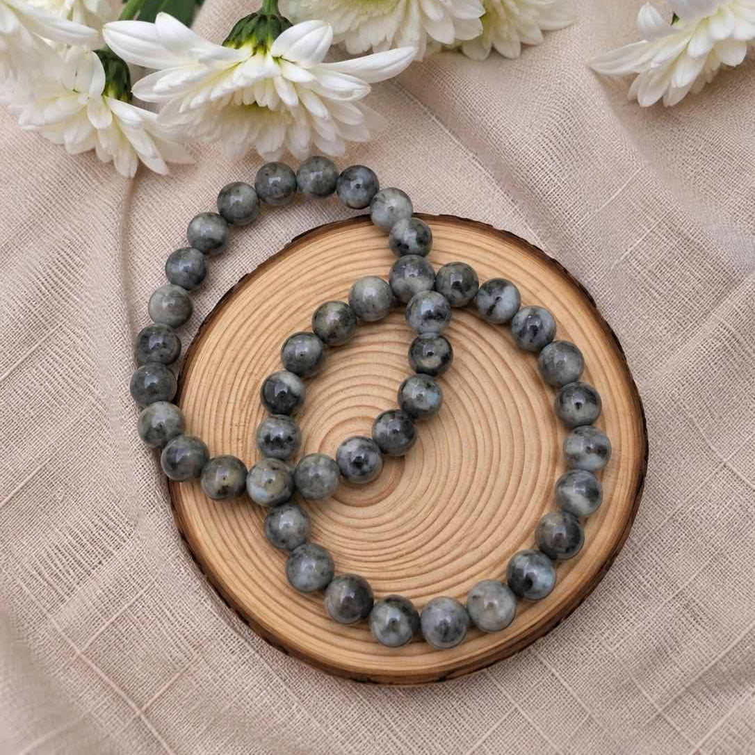 Pulsera de larvikita natural de 6 mm con piedras en tonos gris oscuro y negro, con reflejos naturales plateados y diseño elegante para uso diario
