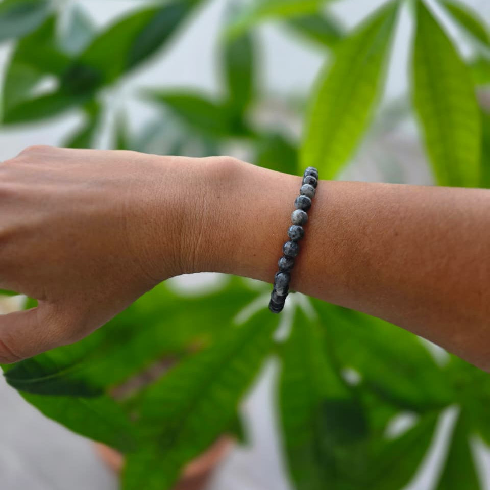 Pulsera de larvikita natural de 6 mm con piedras en tonos gris oscuro y negro, con reflejos naturales plateados y diseño elegante para uso diario