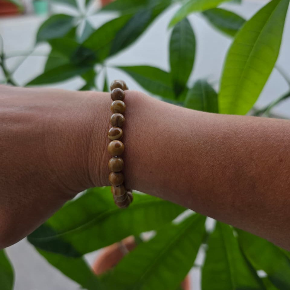 Pulsera de madera fósil natural de 6 mm con piedras en tonos marrones y beige, diseño único y elegante para uso diario