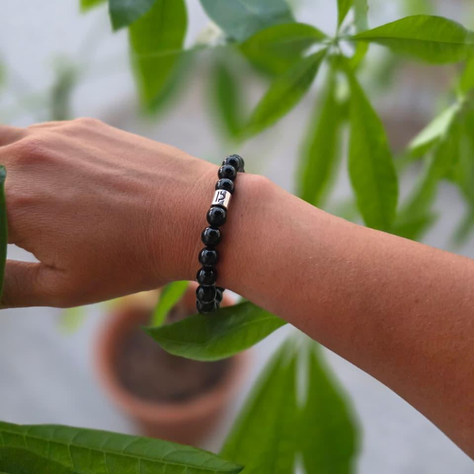 Pulsera de obsidiana negra natural de 8 mm con piedras de color negro intenso, acabado elegante y diseño minimalista para uso diario