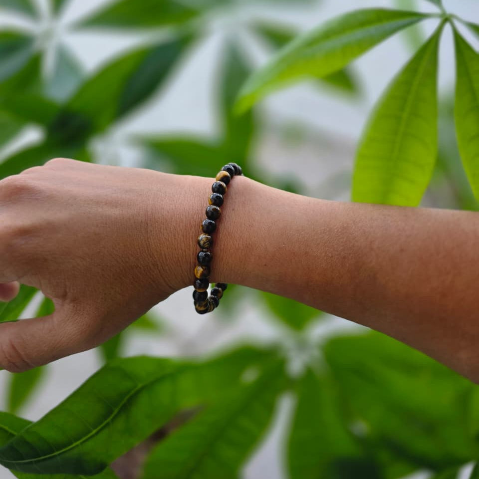 Pulsera de ojo de tigre natural de 6 mm con piedras en tonos dorados, marrones y negros, con reflejos naturales y diseño elegante para uso diario