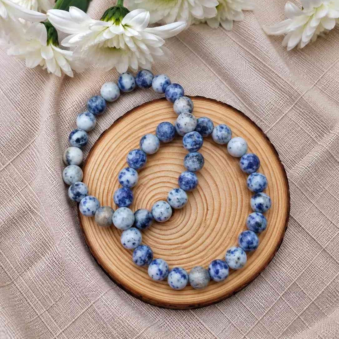 Pulsera de sodalita natural de 6 mm con piedras en tonos azules y blancos, con vetas naturales únicas y diseño elegante para uso diario