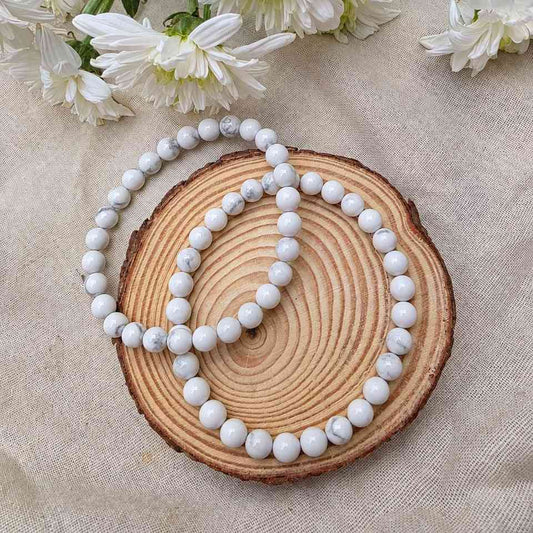 Pulsera de howlita natural de 6 mm con piedras blancas y vetas grises, diseño elegante y minimalista para uso diario
