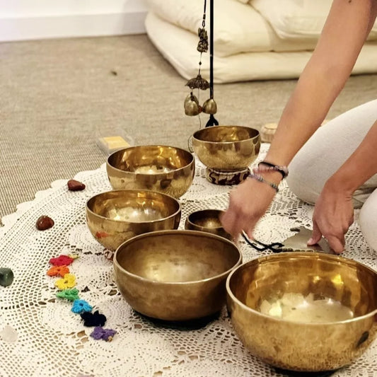 Terapia de sonido virtual con cuencos tibetanos para reducir estrés y ansiedad.