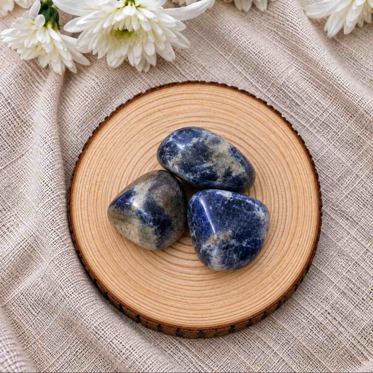 Pulsera de sodalita natural con piedras en tonos azules y blancos, vetas naturales y un diseño elegante para llevar a diario