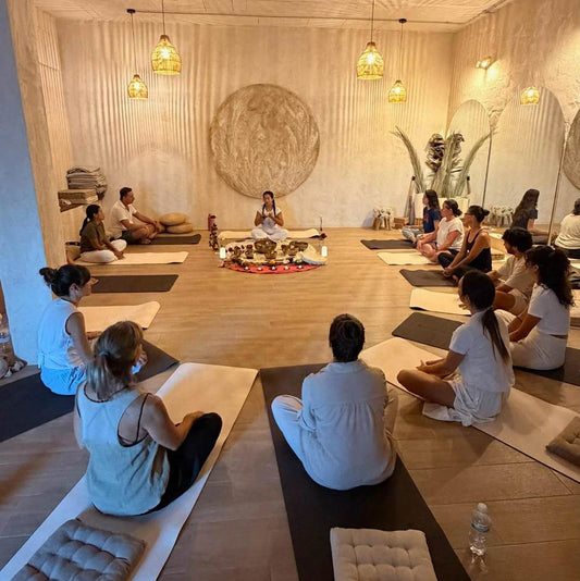 Descubre ceremonias de cacao, círculos de mujeres, yoga y baños de sonido en Maya Studio, Sotogrande. Reserva tu próxima experiencia de bienestar.
 Copiar descripción